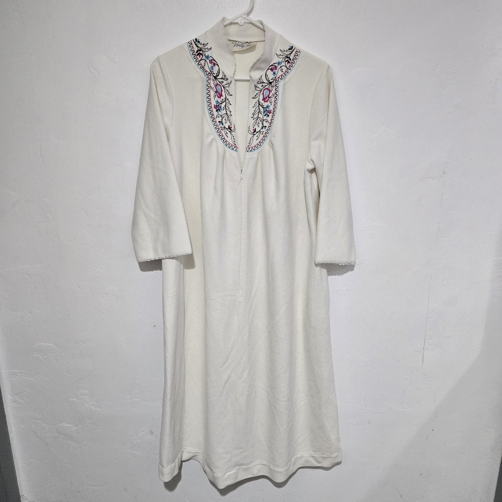 Vintage Vanity Fair Embroidered House Coat Sz M Zip Front Pockets Grandma Core